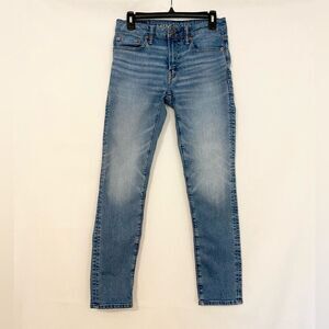 American Eagle “Airflex” slim jean. Light wash. Size 28 x 20 (5-6).